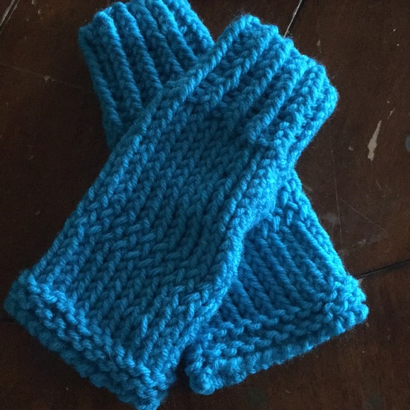Child’s Fingerless Gloves - Picture 4 of 10